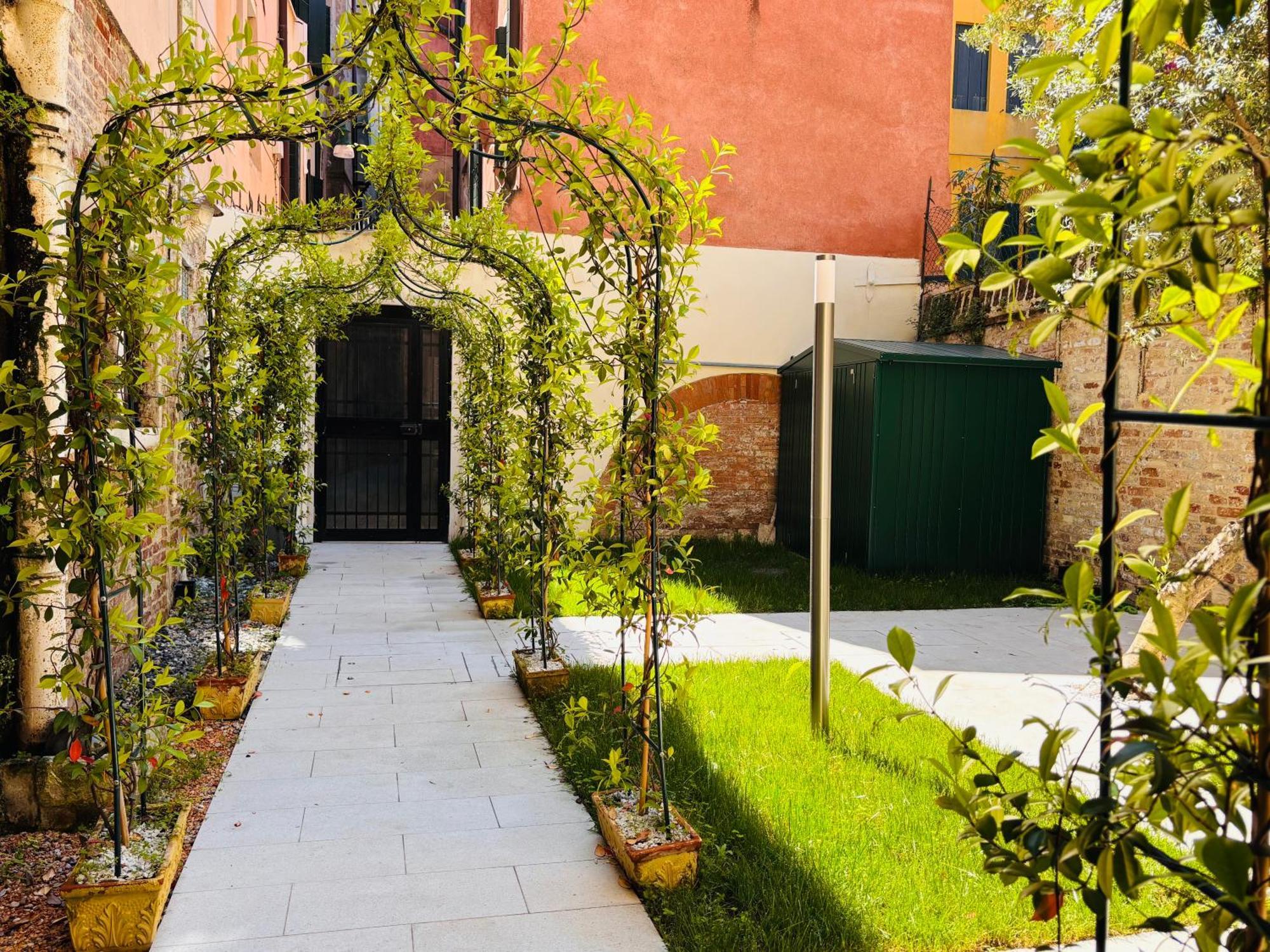 Qn Apartments Venesia Bagian luar foto